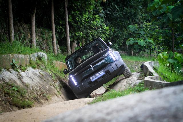 Rasanya Offroad Pakai Mobil Listrik Chery J6, Emang Bisa?