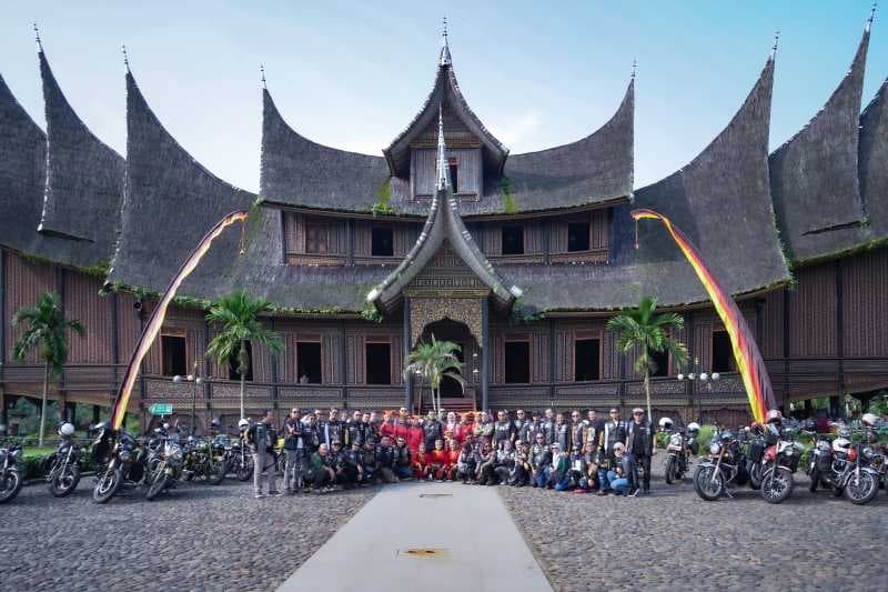 Royal Riders Touring dan Bagikan Donasi ke Sumatera Barat