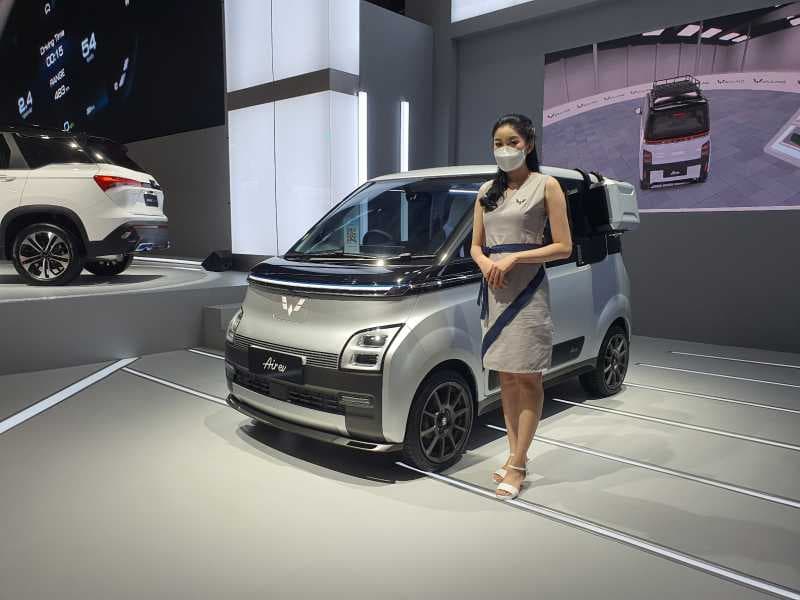 IIMS 2023: Referensi Modifikasi Wuling Air ev, Ada yang Pakai Headset!