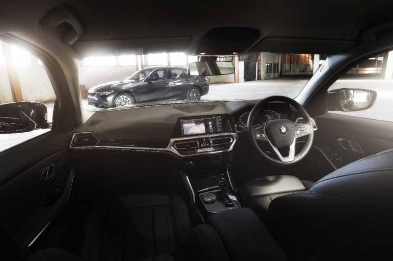 BMW 320i Dynamic Rakitan Sunter Bisa Mundur Otomatis Sejauh 50 M