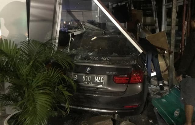 FOTO: Kondisi Mengenaskan, BMW 335i Tabrak Apotek  Senopati