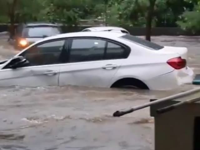 Dibalik Rahasia BMW Hanyut Terbawa Banjir: Kedap Air Kayak Perahu