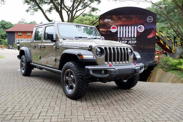 Jeep Gladiator Diluncurkan Sebagai Double Cabin Termahal di RI