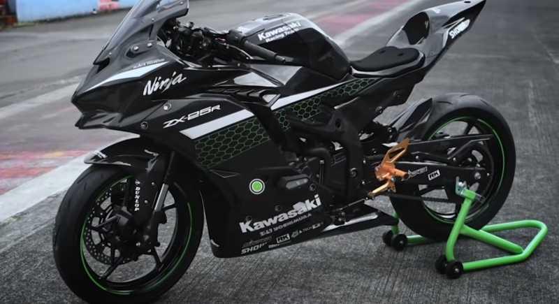 Ninja 250 4 Silinder Resmi Kawasaki Ngebut di Sirkuit Sentul, Sekencang Apa?