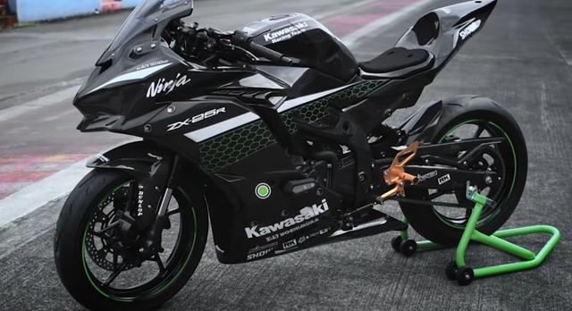 Ninja 250 4 Silinder Resmi Kawasaki Ngebut di Sirkuit Sentul, Sekencang Apa?