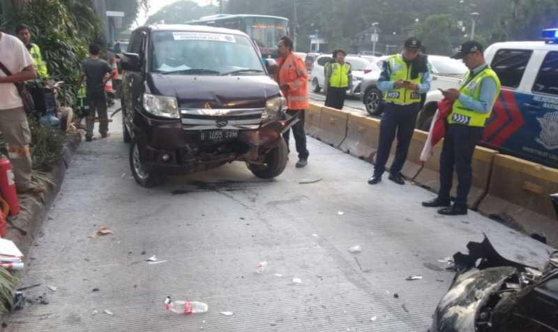 BR-V dan APV Tabrakan Adu Banteng di Jalur Transjakarta, Kok Bisa?