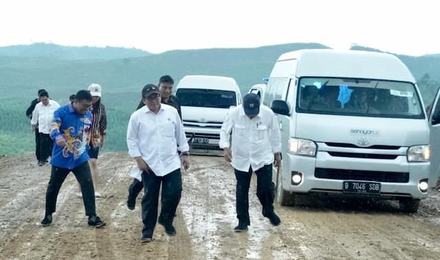 Toyota HiAce Bawa Rombongan Jokowi Nyerah saat Off Road di Ibu Kota Baru