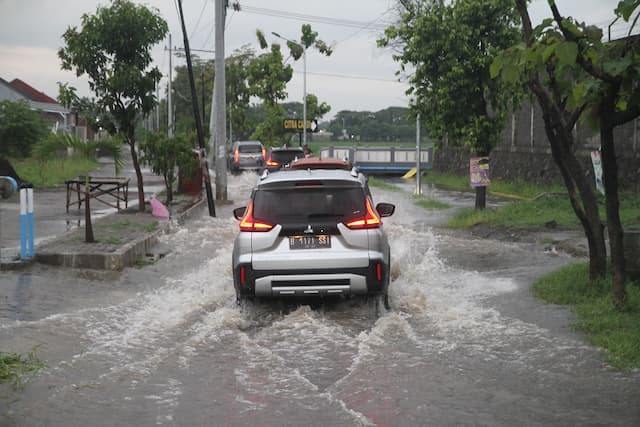 Cara Aman Libas Genangan Saat Nyetir