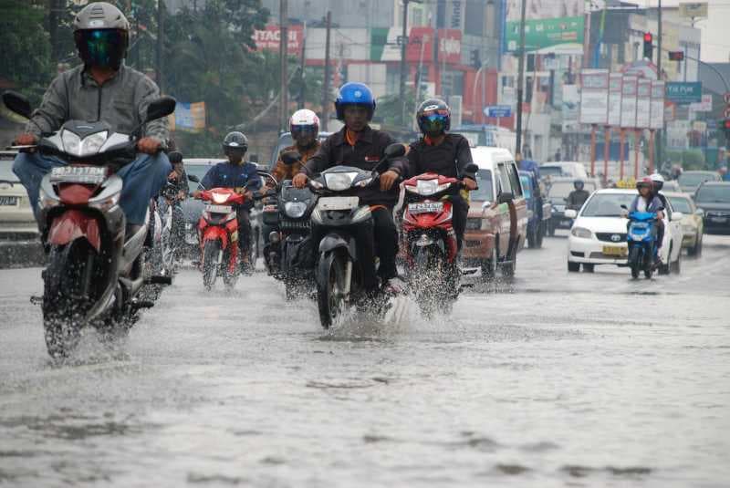 Kesalahan Bikers di Musim Hujan Berujung Celaka