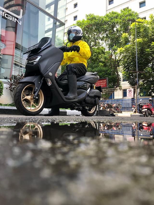 Tips Riding Naik Motor Saat Musim Hujan