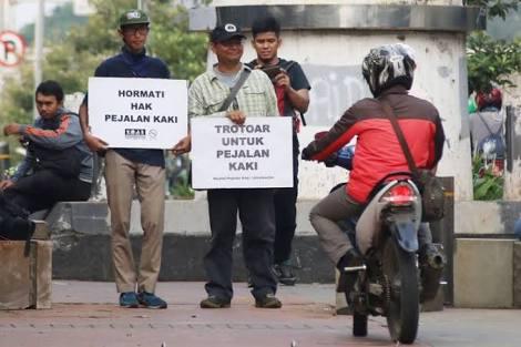 Kelakuan Bodoh Naik Motor di Trotoar, Bikin SIM di Kidzania Kali