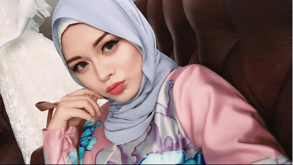 Cantiknya Ayana Moon, Mantan GirlBand Korea yang Kini Berhijab