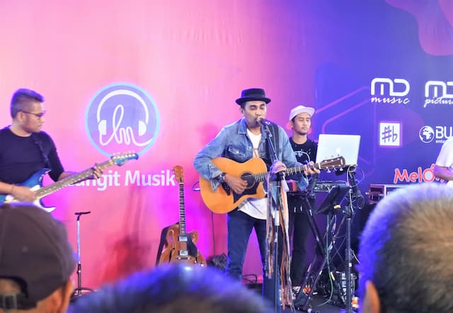 Glenn Fredly Rilis 'Kembali ke Awal', Lagu untuk Romansa Reza Rahadian-Raihaanun