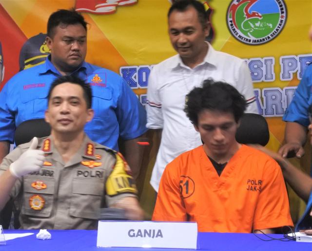 Ayah Menangis Jenguk Jefri Nichol di Polres Jakarta Selatan