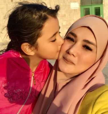 Gadis Palestina Cium Pipi Mulan Jameela, <i>Mmuuahh...</i>
