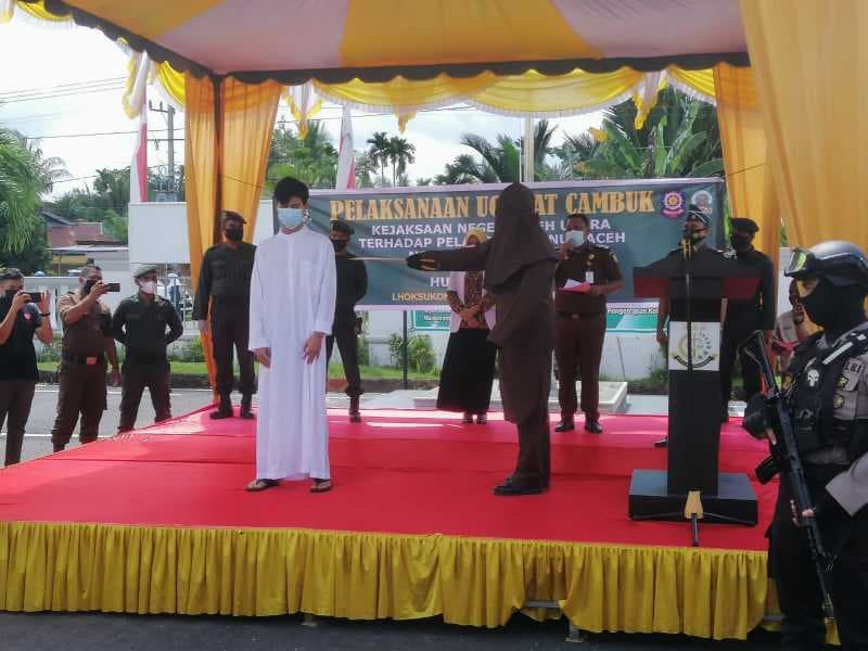 Mahkamah Syariah Aceh Hukum Cambuk Penjual Chip Higgs Domino Island