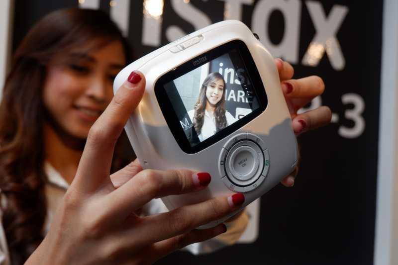 Format Foto Square dan Eksistensi Kamera InstaX di Zaman Digital