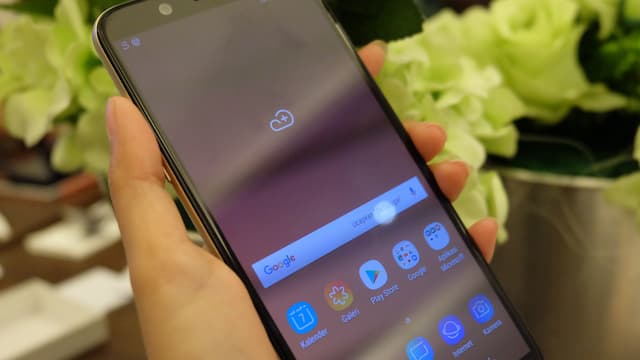 Banyak Smartphone Kini Punya ‘Poni’, Apa Kata Samsung?