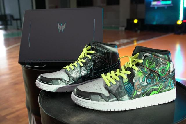 Beli Laptop Predator Helios 300 Dapat Sneakers Custom Never Too Lavish