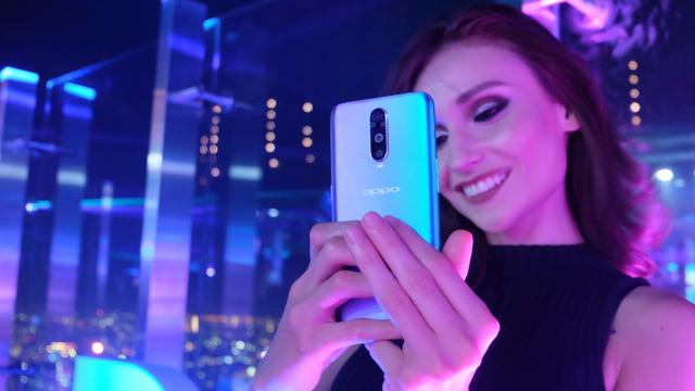 FOTO: Lebih Dekat dengan Oppo R17 Pro, Ponsel Warna Kekinian Berlayar Besar