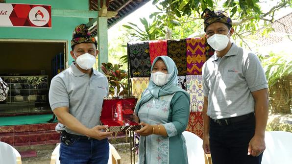 Telkom Dukung Kain Songket Naik Kelas