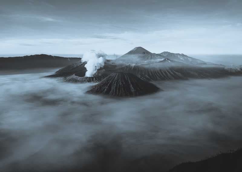 Meski Terus Erupsi, Gunung Bromo Tetap Aman untuk Dikunjungi