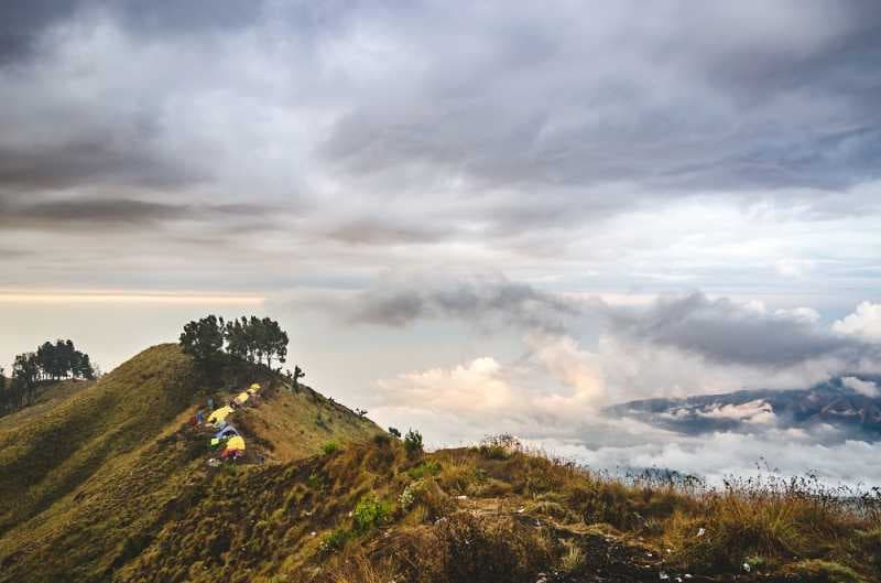 Sebelum Dibatalkan, Warganet <i>Gak</i> Setuju Pemisahan Tenda Cowok-Cewek di Gunung Rinjani