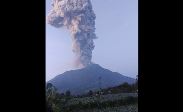 Gunung Merapi Meletus, Netizen Khawatir Masker Langka Akibat Corona