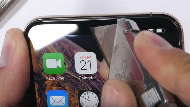 iPhone XS Max Tunjukkan Kekuatan Layar Dari Siksaan Benda Tajam