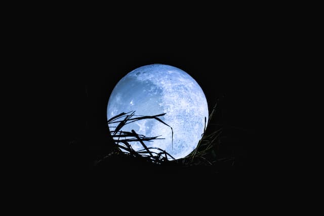 Blue Moon Terangi Langit di Minggu Malam, Kenapa Bisa Terjadi?