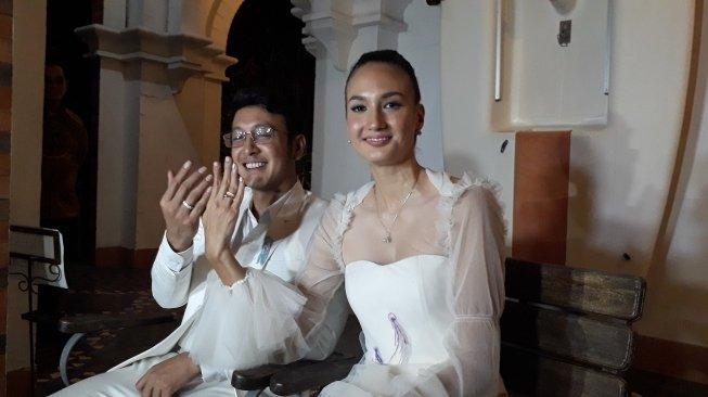 Bulan Madu, Nadine Chandrawinata dan Suami Road Trip di Selandia Baru