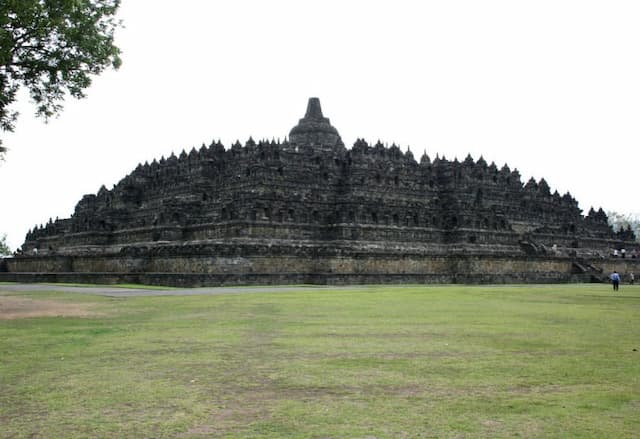 Pengunjung Pertama Candi Borobudur di 2018 Dapat Hadiah Ini 
