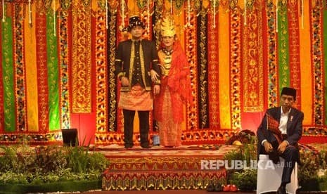 Jokowi Cuma Sehari Belajar Manortor