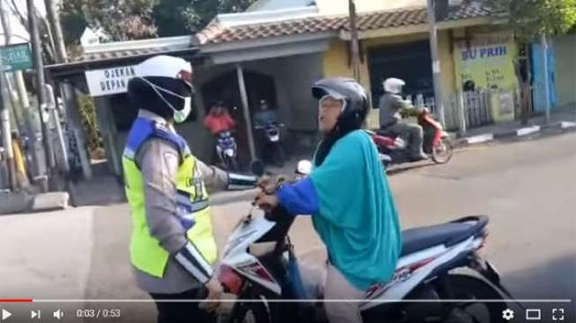 Emak-Emak Marahi Polwan karena Diminta Mundur, Ternyata...