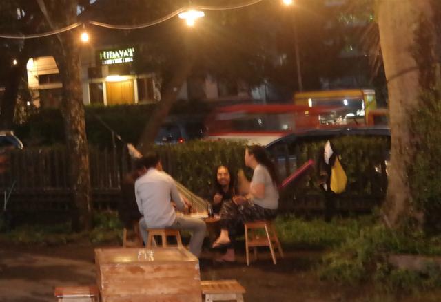  Nikmatnya Sensasi Menyeruput Kopi Diatas Tempat Tidur Gantung 