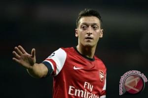 Mesut Ozil meminta maaf kepada fans