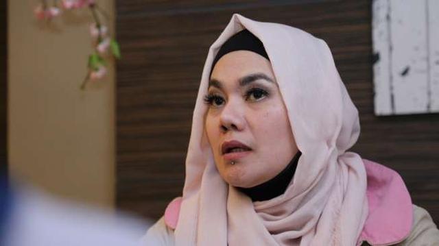 Sarita Duga Mucikari Kenalkan Suami dengan Jennifer Dunn