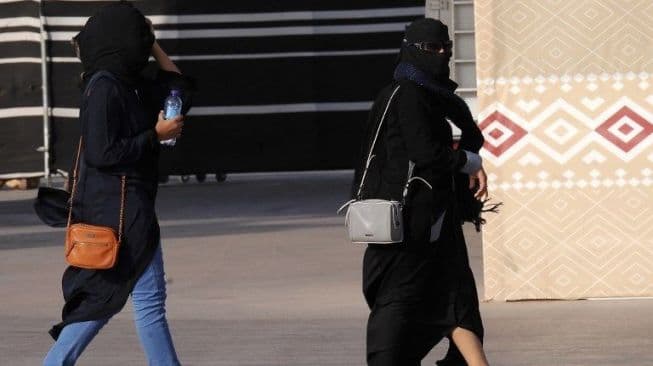 Ulama Saudi: Jangan Paksa Perempuan Arab Saudi Kenakan Abaya