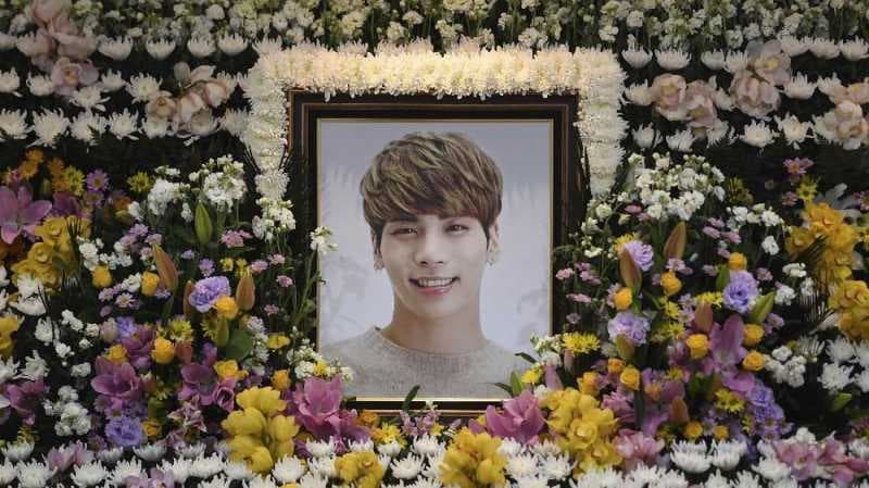 Ratusan Fan Kumpul Sejam Sebelum Pemakaman Jonghyun SHINee