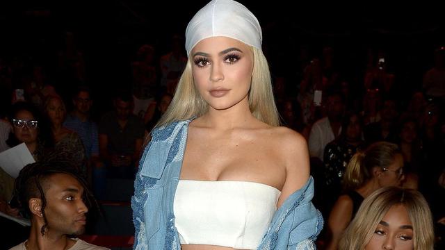 Kylie Jenner Pecat Kris, Ibu Sekaligus Manajer