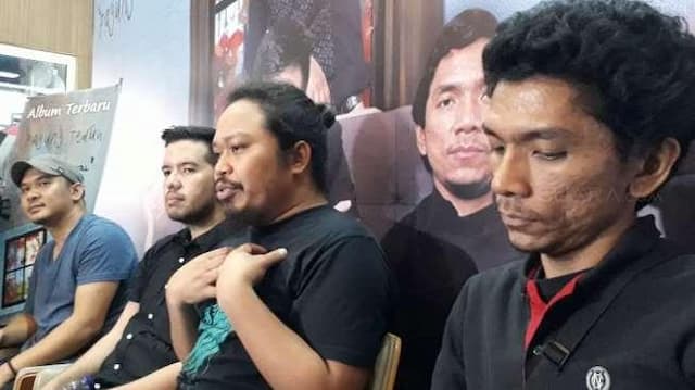 "Ruang Tunggu", Album Terakhir Payung Teduh Bersama Is