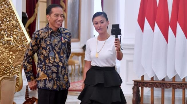 Ini Gaya Keren Agnes Monica saat Bertemu Presiden Jokowi