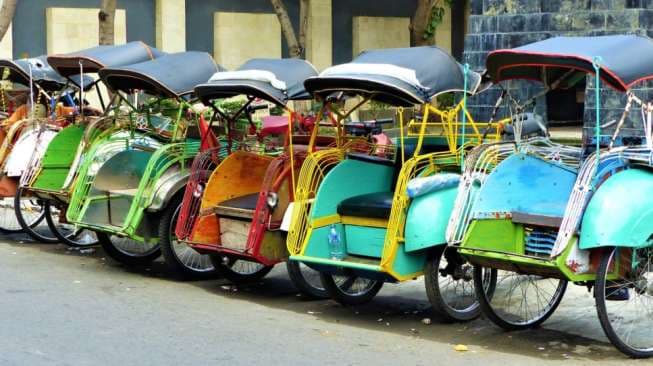 Pengusaha Warteg Senang Becak Kembali Mengayuh di Jakarta