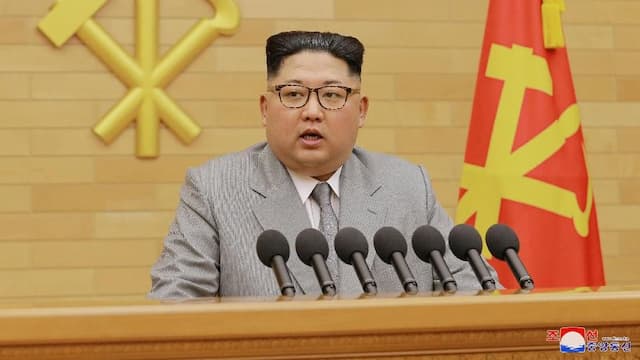 Pencitraan Kim Jong-un dengan Jas Warna Terang
