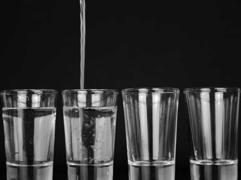 10 Manfaat Minum Air Putih Saat Perut Kosong