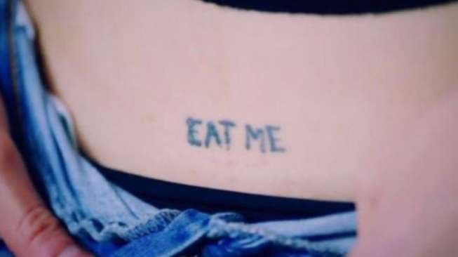 Tato "Eat Me" di Bagian Ini, Kehidupan Seks Perempuan Ini Hancur