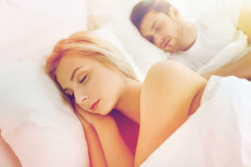 Tetap Bisa Tidur Nyenyak Meski Pasangan Mendengkur