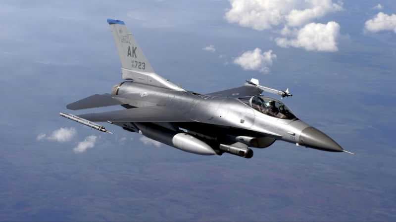 Jet Tempur F-16 Jatuh, Pilot Selamat dan Tersangkut di Kabel