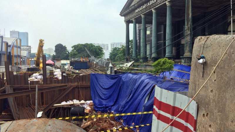 Hujan Deras, Tanah di Depan Menara Saidah Amblas