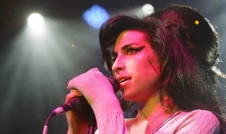 Ayah Mendiang Amy Winehouse Mengaku Dihantui Putrinya